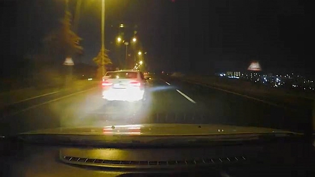 Islak zeminde tehlikeli şekilde makas atan sürücü, kameraya takıldı.