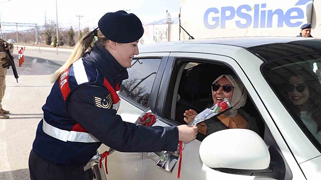 Jandarma Ekiplerinden Kadınlara Karanfil