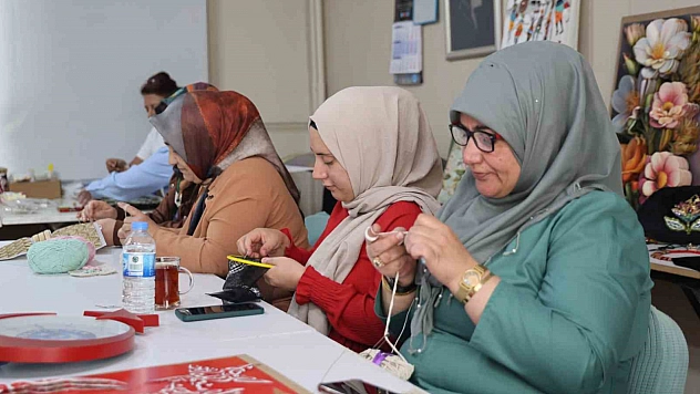 Kadınlar, El Sanatları Kursunda Hem Yeni Bilgiler Öğreniyor Hem de Ev Ekonomisine Destek Oluyor.
