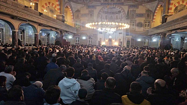 Kadir Gecesi'nde Camilerde Yoğunluk Yaşandı