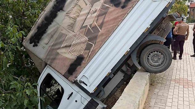 Korkutan Kaza: Kamyonet Bahçeye Uçtu, 1 Yaralı
