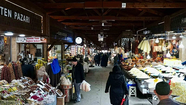 Kapalı Çarşı'da Harput müziğinin ezgileri duyuluyor.