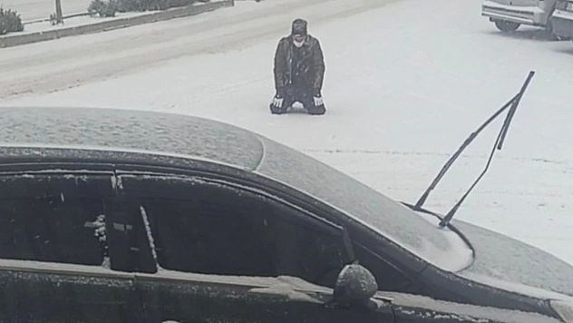 Kar yağışını görünce caddenin ortasında secde etti.