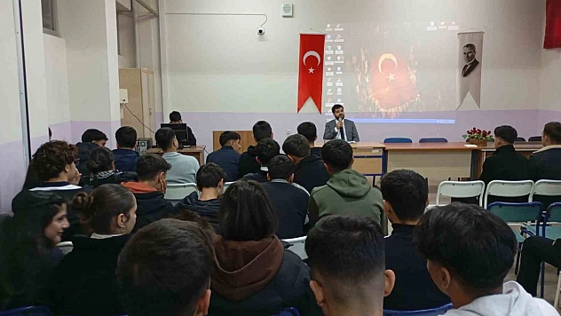 Karakoçan'da öğrenciler için konferans  düzenlendi.