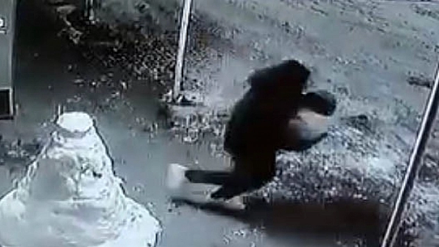 Kardan adamın kafasını çaldılar