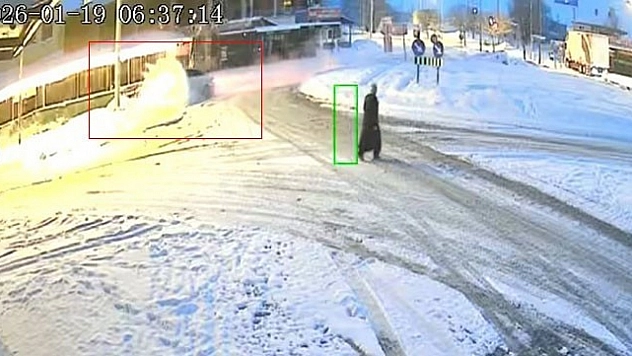 Karla Kaplı Yolda Kontrolden Çıkan Araç Refüje Çarptı