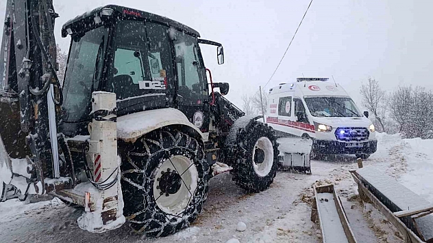 Karlı Yolda Mahsur Kalan Ambulans Kurtarıldı