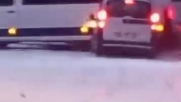 Karlı zeminde kontrolünü kaybeden bir araç, minibüse çarptı.