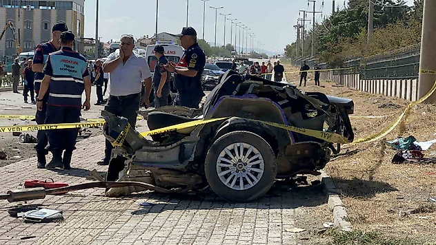 Kazada Fiat Otomobil İkiye Bölündü: 2 Ölü, 2 Yaralı
