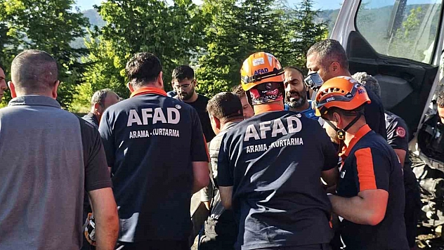 Kaza Sonrası Zamanla Yarış: Sürücü Araçtan Kurtarıldı