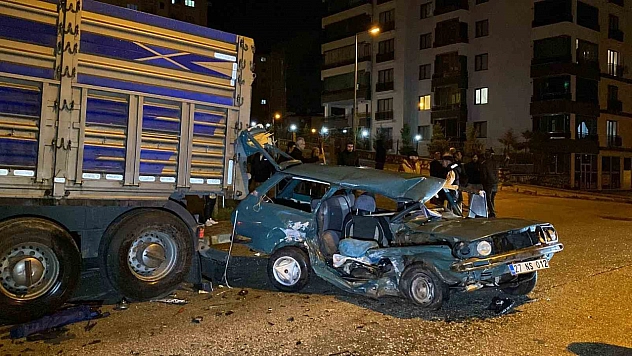 Park Halindeki Tıra Çarpan Otomobilde 1'i Ağır 4 Yaralı