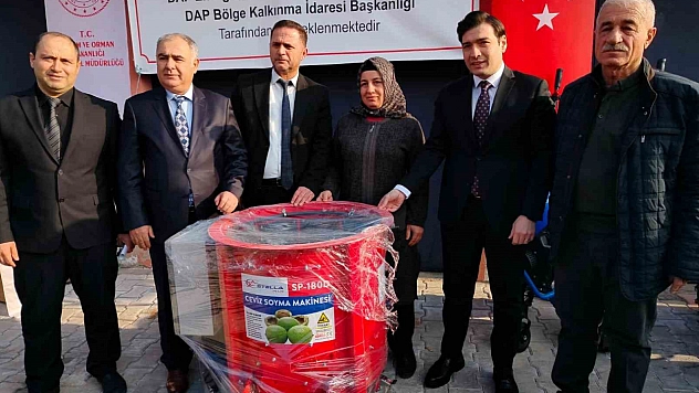 Keban'da çiftçilere tarım makineleri dağıtıldı.