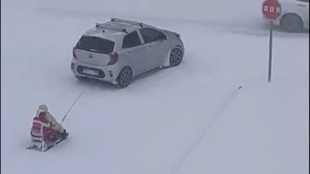 Kızağı araca bağlayıp çektiler