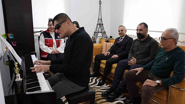 Konservatuvarı dereceyle bitiren görme engelli Mehmet, dört enstrümanda ustalaştı.