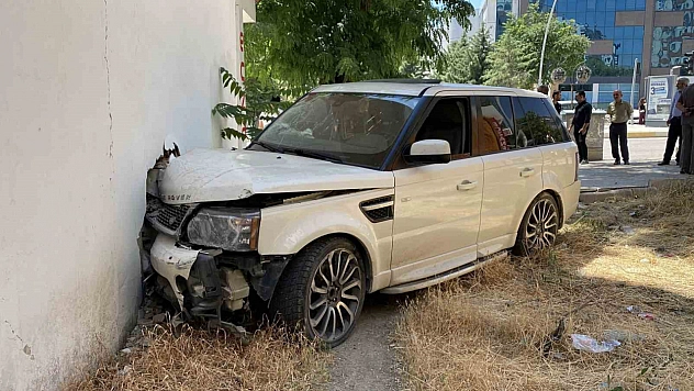 Kontrolden Çıkan Cip Yayalara Çarptı: 2 Yaralı