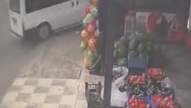 Elazığ'da Kontrolden Çıkan Minibüs Evin Bahçesine Düştü