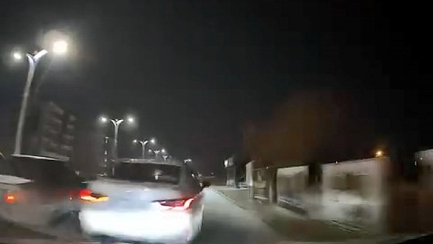 Hızla makas atarak araca çarptı ve hiçbir şey olmamış gibi olay yerinden uzaklaştı.