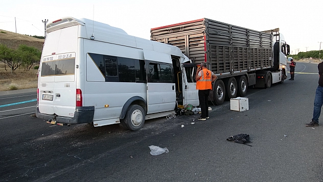 Malatya'da Tarım İşçilerini Taşıyan Minibüs Tıra Çarptı: 19 Yaralı