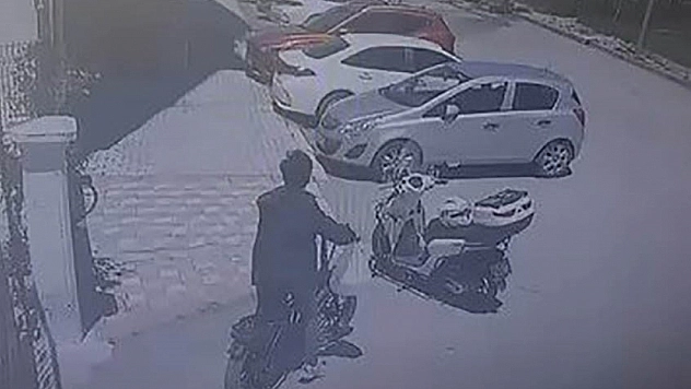 Park Halindeki Motosikletten Kask Hırsızlığı Kamerada