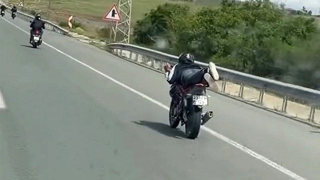 Trafikte Tehlikeli Hareket: Motosikleti Uzanarak Kullandı