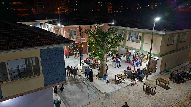 Seksenler Sokağı Akşam Saatlerinde Ziyaretçi Akınına Uğradı