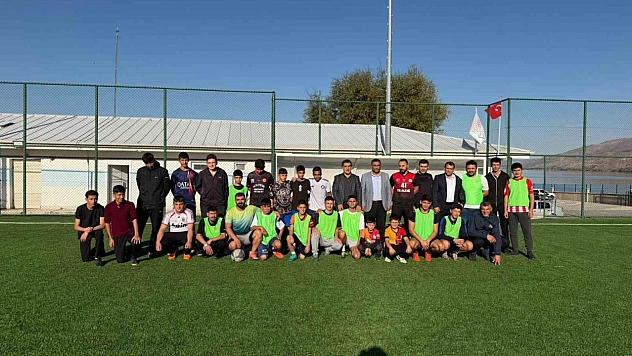 Öğrenciler ile aileleri arasında düzenlenen futbol maçı, keyifli anlara sahne oldu ve ortaya oldukça renkli görüntüler çıktı.