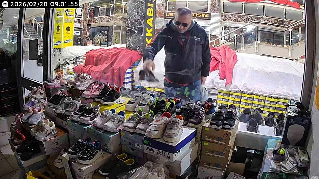 Beğendiği Ürünü Poşete Koyup Çaldı