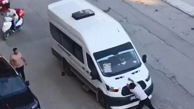 Trafikte Gerginlik: Minibüsün Önünü Kesip Yumruk Attı