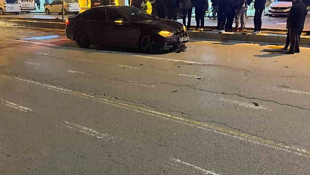 Otomobil, Yayalara Çarptı: 2 Ağır Yaralı