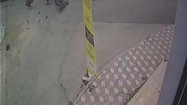 Motosiklet sürücüsü, otomobile çarpması sonucu yere savruldu.