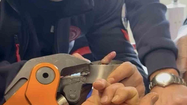 Parmağı çelik küllüğe sıkışan bebeği itfaiye kurtardı.