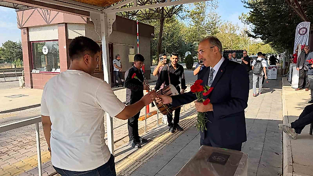 Rektör Göktaş'tan Öğrencilere Çiçekli Karşılama