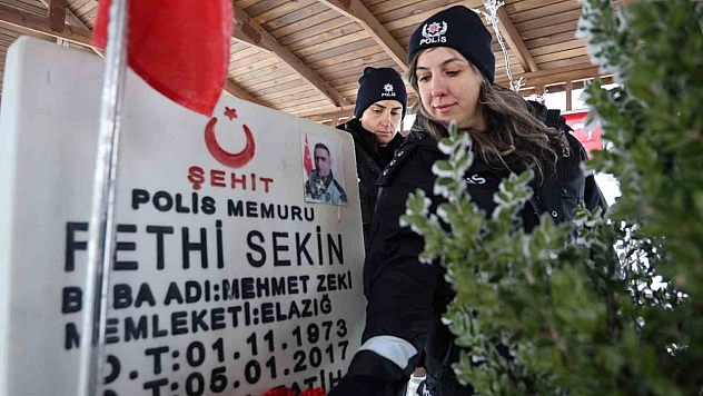 Şehit Fethi Sekin, mezarı başında dualarla anıldı.