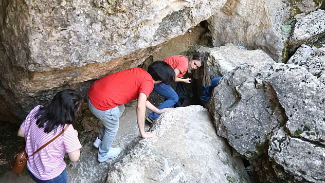 Sıcaktan Bunalanlar Buzluk Mağarası'na Akın Etti