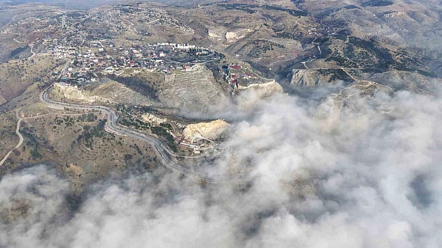 Sis perdesiyle kaplanmış Elazığ, drone yardımıyla görüntülendi.