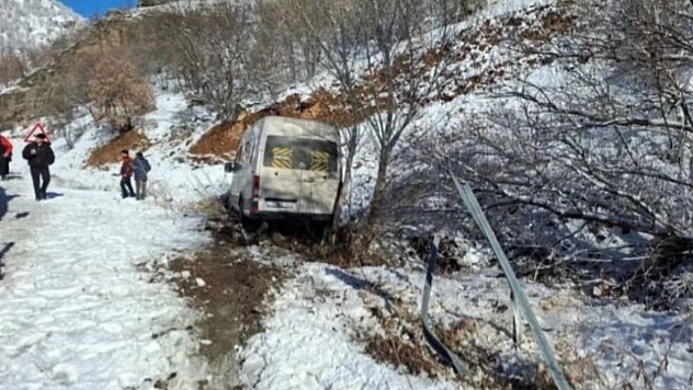 Taraftarların bulunduğu minibüs şarampole yuvarlandı.