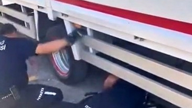 Tekerde Mahsur Kalan Kediye Ekiplerden Şefkat Eli