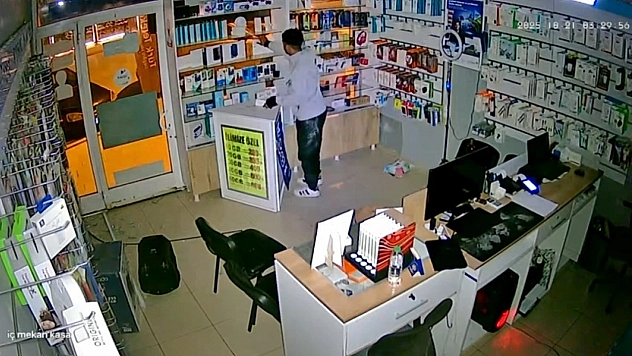 Telefoncunun camını kırıp içeri girdi: Seçerek malzeme çaldığı anlar kameraya yansıdı.