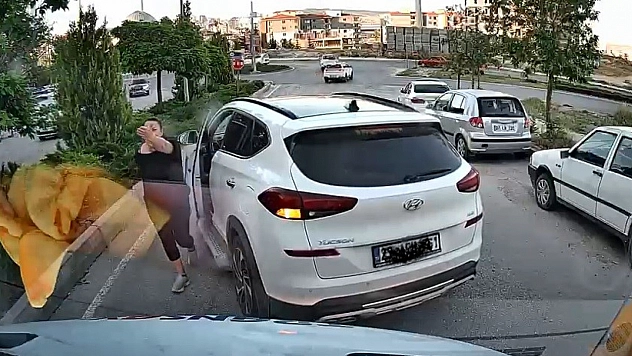 Trafikte Gergin Anlar: Yol Kesip Tepki Gösterdi
