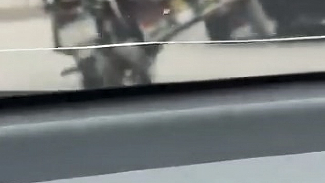 Tüp taşıyan motosikletin tehlikeli manevraları kameraya yansıdı.