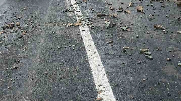 Elazığ'da yağış sonrası yola, taş ve kaya parçaları düştü