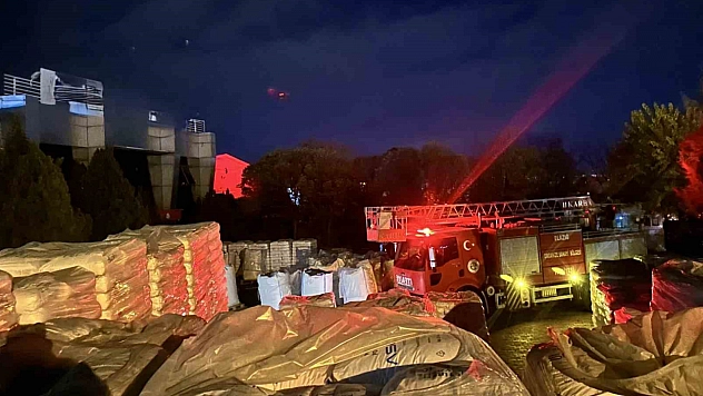 Yalıtım fabrikasında yangın çıktı: 16 kişi dumandan etkilendi.