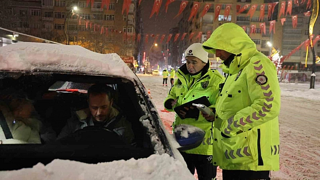Yeni yılın ilk saatlerinde polis ekipleri, denetim  faaliyetlerini sürdürdü.