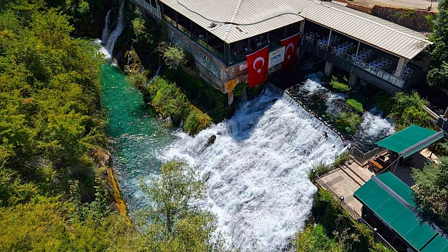 Yıllık 400 Bin Ziyaretçiyi Ağırlayan Çırçır Şelalesi Turkuaz Rengiyle Büyülüyor