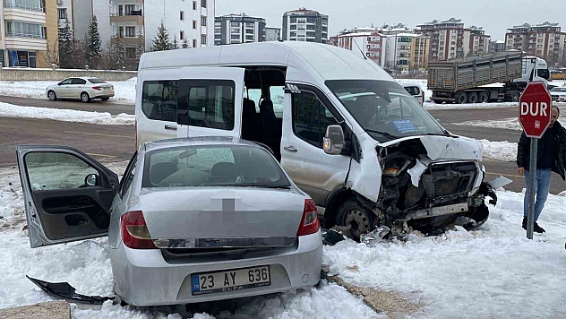 Trafik Kazası: Minibüs ve Otomobil Çarpıştı, 4 Yaralı