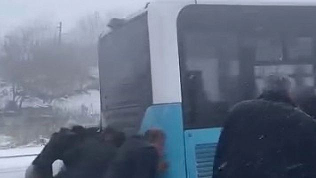 Yolda arızalanan yolcu otobüsüne vatandaşlar destek oldu.