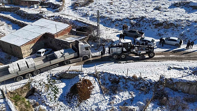 Yolda mahsur kalan tır, ekiplerin müdahalesiyle kurtarıldı.