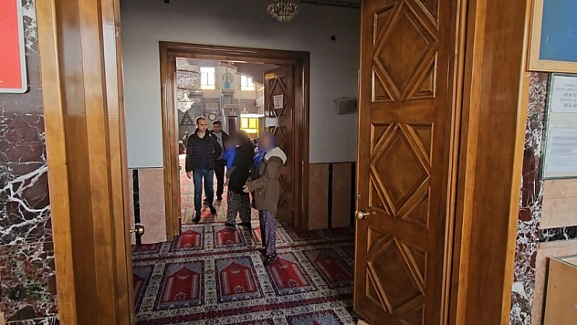 Zabıta ekiplerini fark eden dilenciler, hemen camiye girerek cemaatin arasına karıştı.