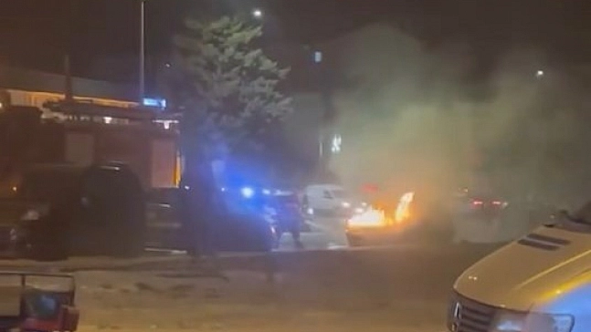 Yanan Araç İtfaiyenin Müdahalesiyle Söndürüldü