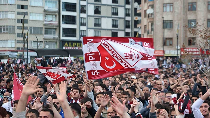 Elazığ'da binlerce taraftar, dev ekranda maçı izledi